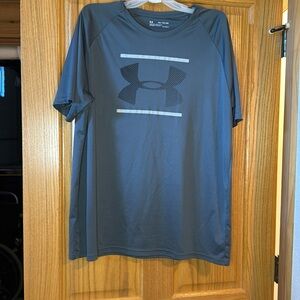 Mens Under Armor XXL short sleeved T-shirt grey in color in good condition.